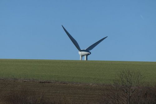 2019/02 - Die Flügel der Windkraftanlage sehen wie Hasenohren aus.