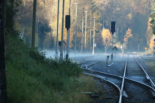2021/10 - Am Bahnhof Hetzdorf steigt der Nebel aus den Gleisen.